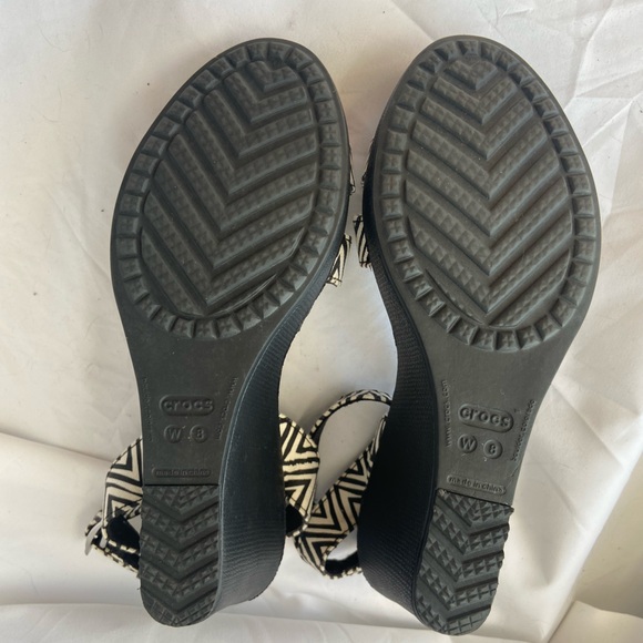 Crocs Black and White Geometric Women's Wedge Sandals size 8 - Picture 4 of 12